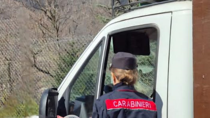 monteforte i carabinieri sequestrano camion di rifiuti denunciato 40enne