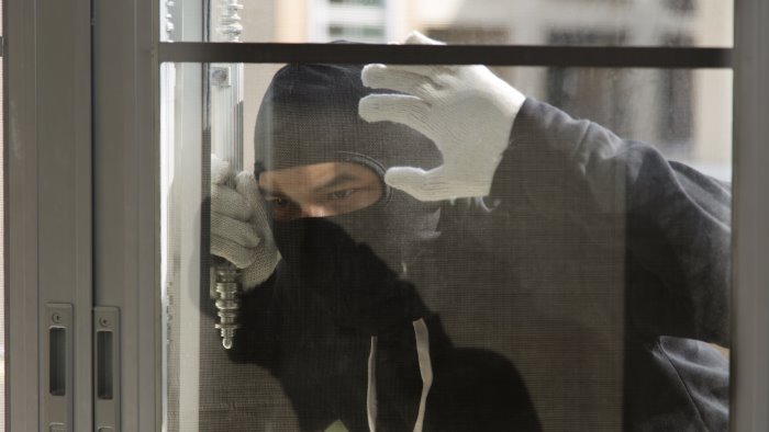 ladri acrobati tra calvizzano e mugnano nuove tecniche per i furti in casa