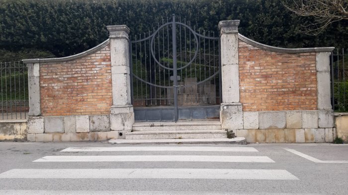 ariano caso cinghiale ecco perche due cancelli della villa sono ancora chiusi