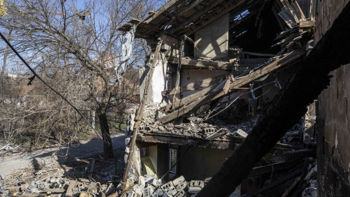 crolla edificio disabitato a torre del greco paura ma nessun ferito