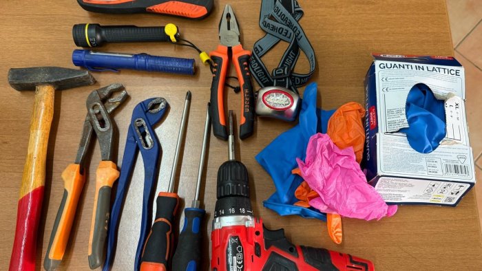 trovati con arnesi da scasso dalla polizia fermati due giovani