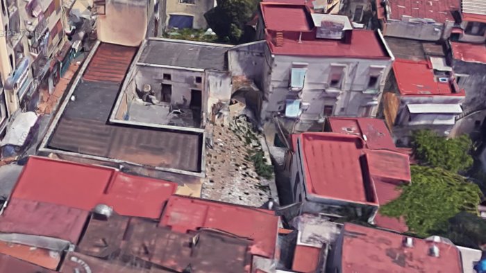 crolla un rudere a torre del greco travolto un appartamento