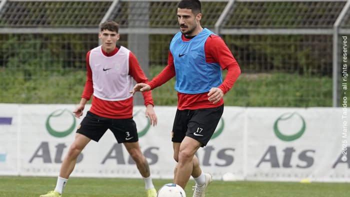 benevento seduta a porte aperte acampora c e e si vede le foto