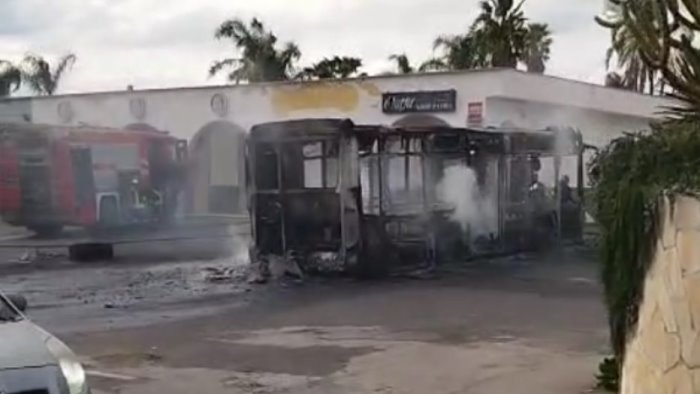 giugliano bus in fiamme su via staffetta era uno dei nuovi mezzi eav