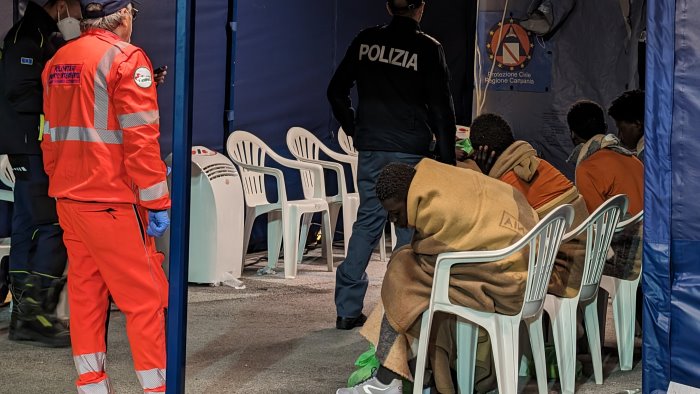 napoli e campania accoglienza migranti ancora troppe criticita irrisolte
