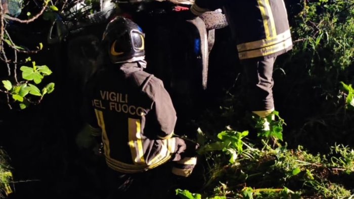 incidente mortale sull aversana auto si ribalta donna finisce in un canale