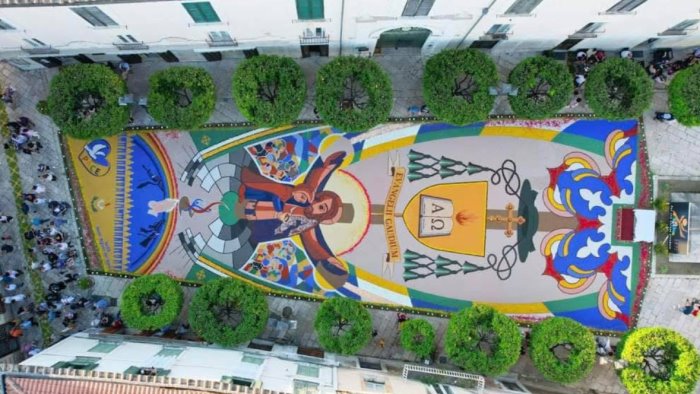 sant agata a lavoro per l infiorata artistica del corpus domini