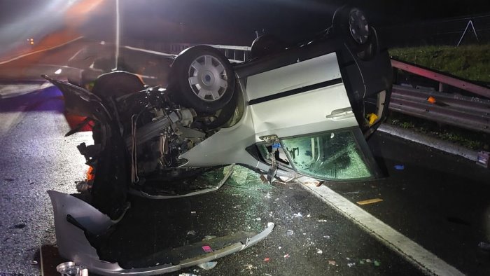 pauroso incidente in autostrada a grottaminarda marito e moglie in ospedale