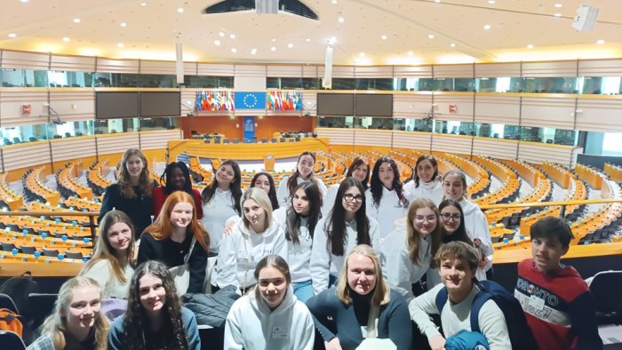ariano dieci studentesse del ruggero ii in visita al parlamento di bruxelles