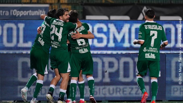 avellino benevento acuto dei lupi tutte le foto del match