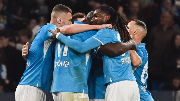 il napoli non molla steso il milan al maradona azzurri a 3 dall inter