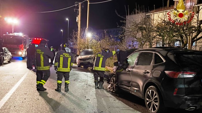 incidente tra due auto lungo la provinciale feriti un uomo e una donna