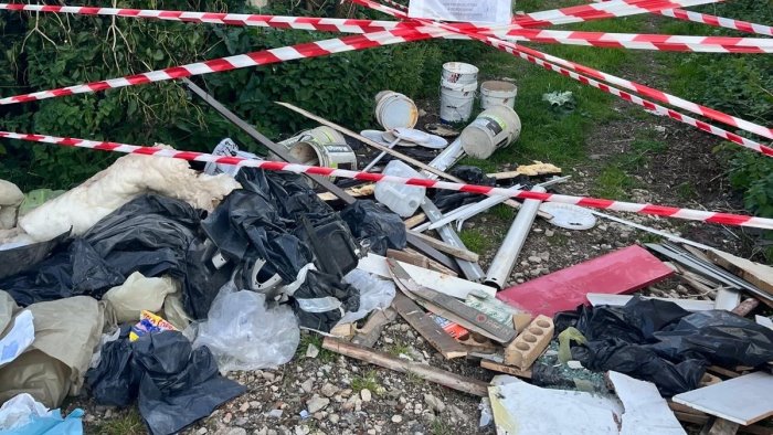 scoperto scarico abusivo di rifiuti a cesa denunciato presunto responsabile