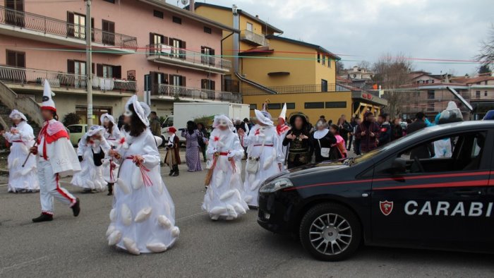 aggredisce la compagna durante il carnevale trentenne arrestato dai carabinieri