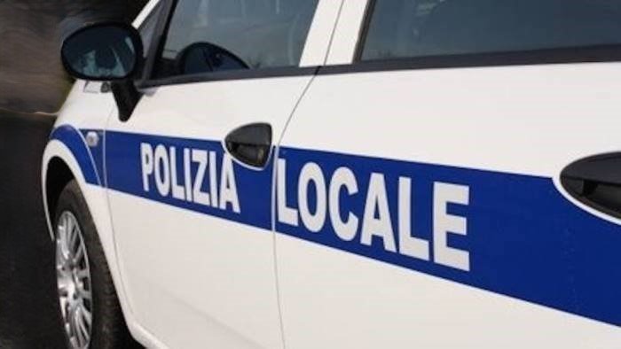 sbanda con l auto bloccato dagli agenti della polizia locale di boscoreale