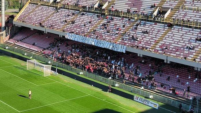 salernitana in 300 all allenamento a porte aperte noi non molliamo