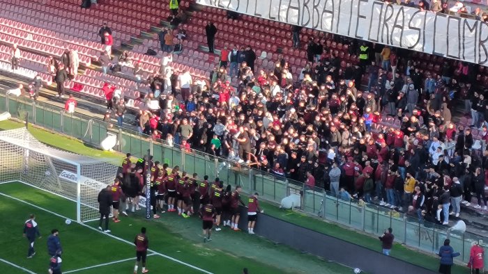 ora dovete vincere non possiamo retrocedere discorso ultras alla salernitana