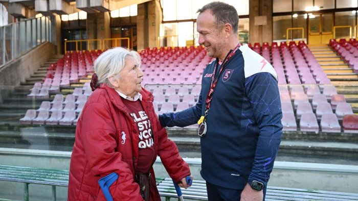 salernitana all arechi l omaggio a celeste la mamma di tutti gli ultras