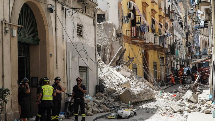 crollo del palazzo a torre del greco chiesto rinvio a giudizio di 23 persone