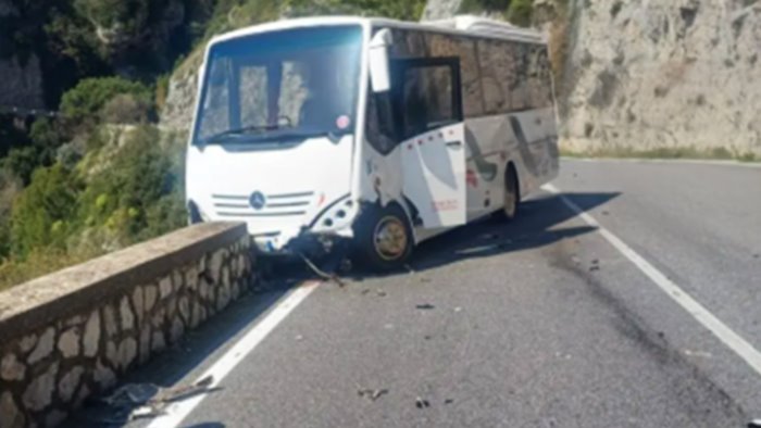 schianto sulla statale amalfitana centauro grave bus in bilico sul vuoto