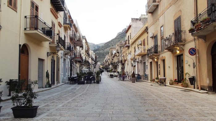 castellammare si prepara all estate con eventi e mare balneabile