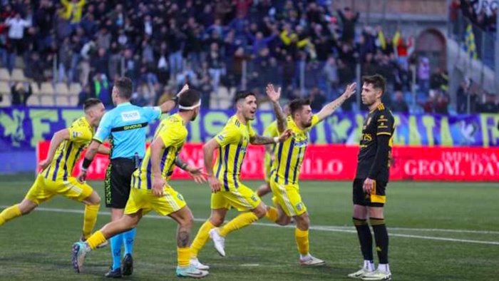 esclusione del taranto cerignola e avellino prendono il largo