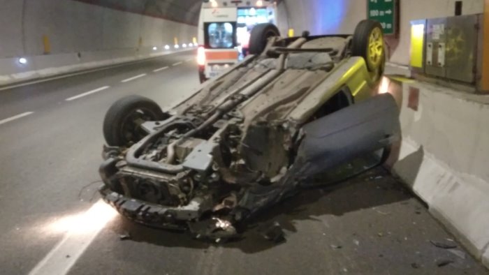 incidente sull a2 auto si ribalta in galleria ferito un 42enne