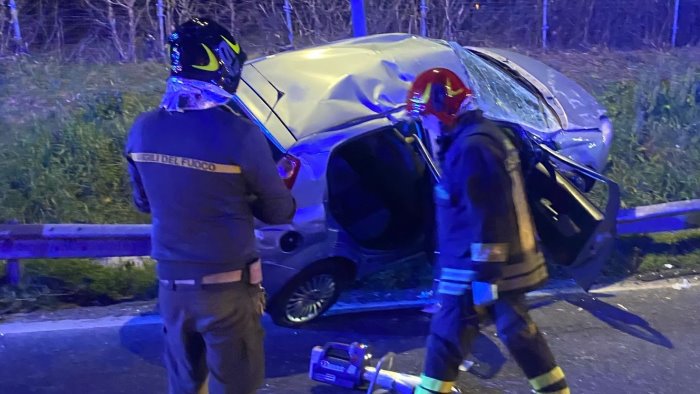 paura nella notte a fisciano auto finisce fuori strada e si ribalta 4 feriti