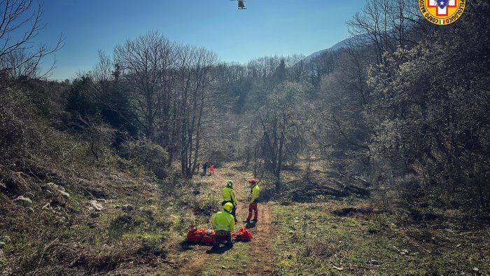 si ferisce alla testa nei boschi operaio trasferito in elicottero al moscati