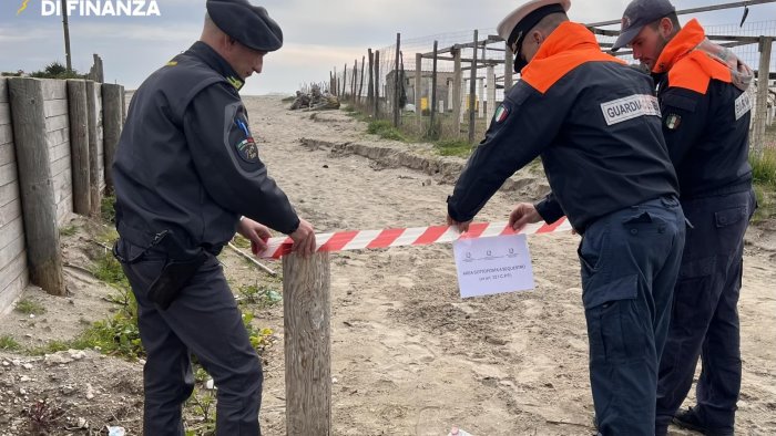 camorra-e-spiagge-finanza-e-capitaneria-sequestrano-lido-sul-litorale-domizio