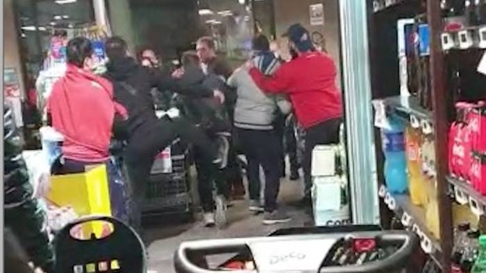 video metti la mascherina botte da orbi nel supermercato