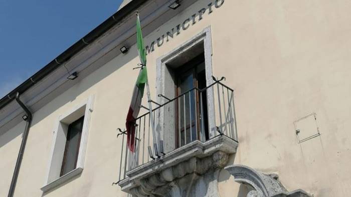 montoro rimettete a posto la bandiera europea