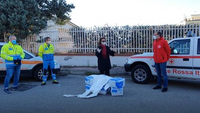 lonardo dona tute e chiede patto di solidarieta