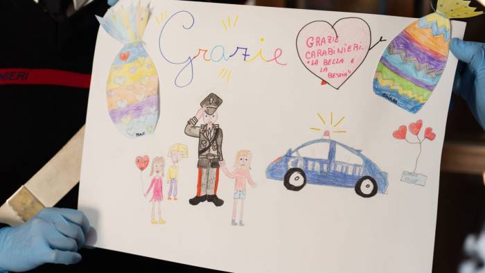 i carabinieri donano uova di pasqua alle case famiglia