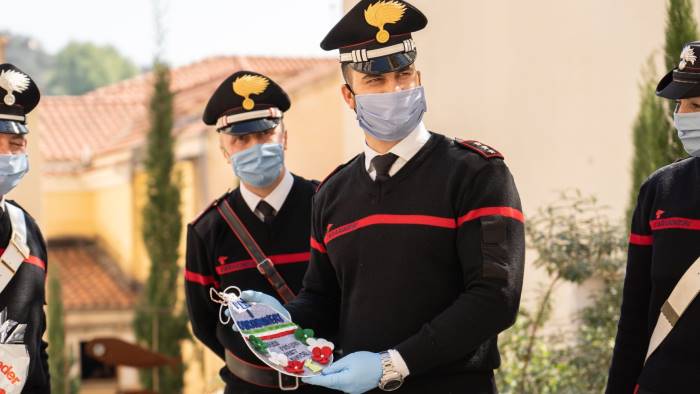 video uova ai bimbi il gran cuore dei carabinieri di eboli