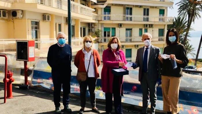 Donate 1000 mascherine ai bambini dell'ospedale Santobono - Ottopagine.it  Avellino
