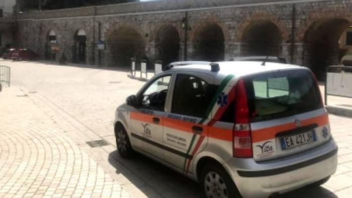 distribuzione ordinata di mascherine nella case a zungoli