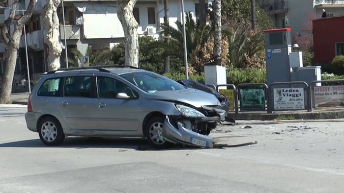 capaccio scontro frontale tra due auto in pieno centro