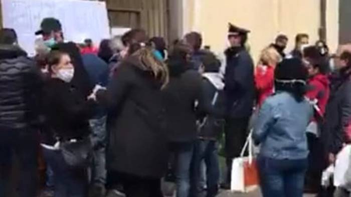 affollamento di cittadini per il ritiro dei buoni spesa