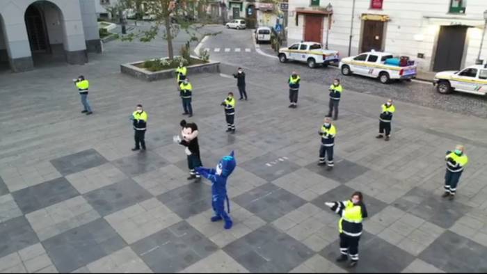balli musiche e mascotte per i bimbi di cava de tirreni
