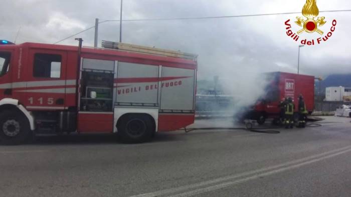 furgone del corriere in fiamme paura a mercogliano
