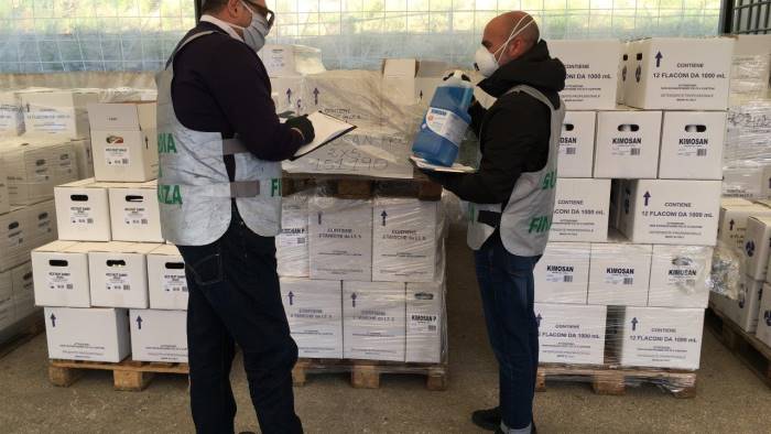 presidi medico chirurgici senza autorizzazione scatta il blitz