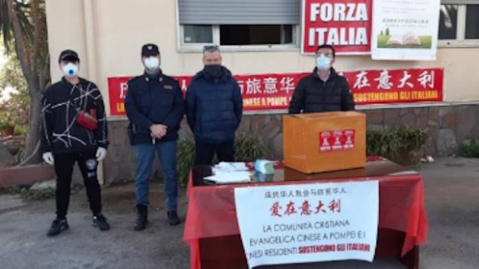 la comunita cinese dona 300 mascherine alla polizia