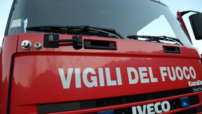 incendio sulla collina le fiamme minacciano alcune case