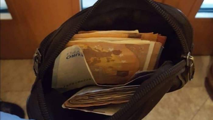 trova soldi e li da ai carabinieri erano pensione di anziano