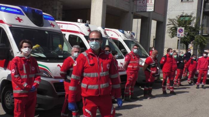 per pasqua le uova della croce rossa ai bimbi della citta