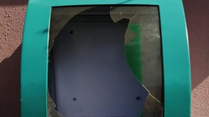 minorenni rubano defibrillatore scoperte si scusano