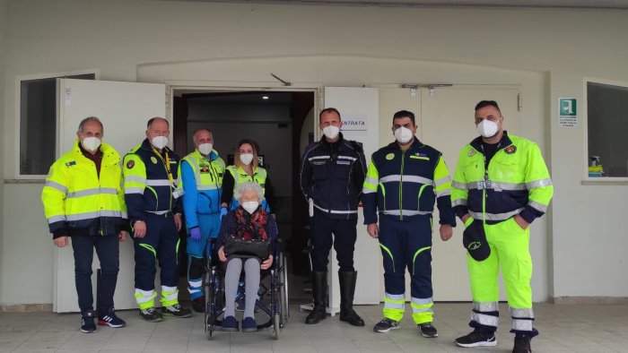nonna maria a 107 anni ha ricevuto la sua dose di vaccino