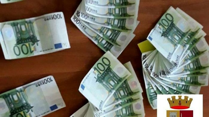 sorpreso in auto con banconote false arrestato