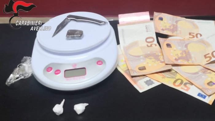 sorpreso a vendere cocaina davanti al supermercato arrestato